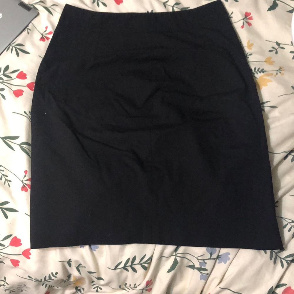 Black skirt with small fake slit Banana Republic size 2